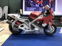 YAMAHA R1