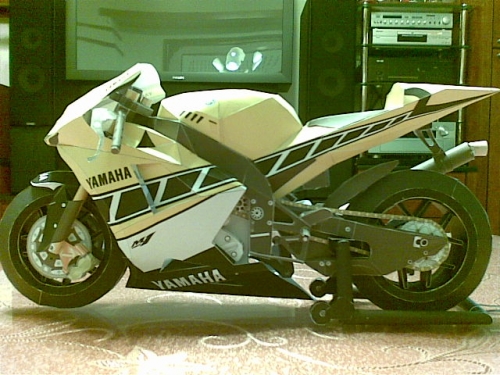 Yamaha M1左側